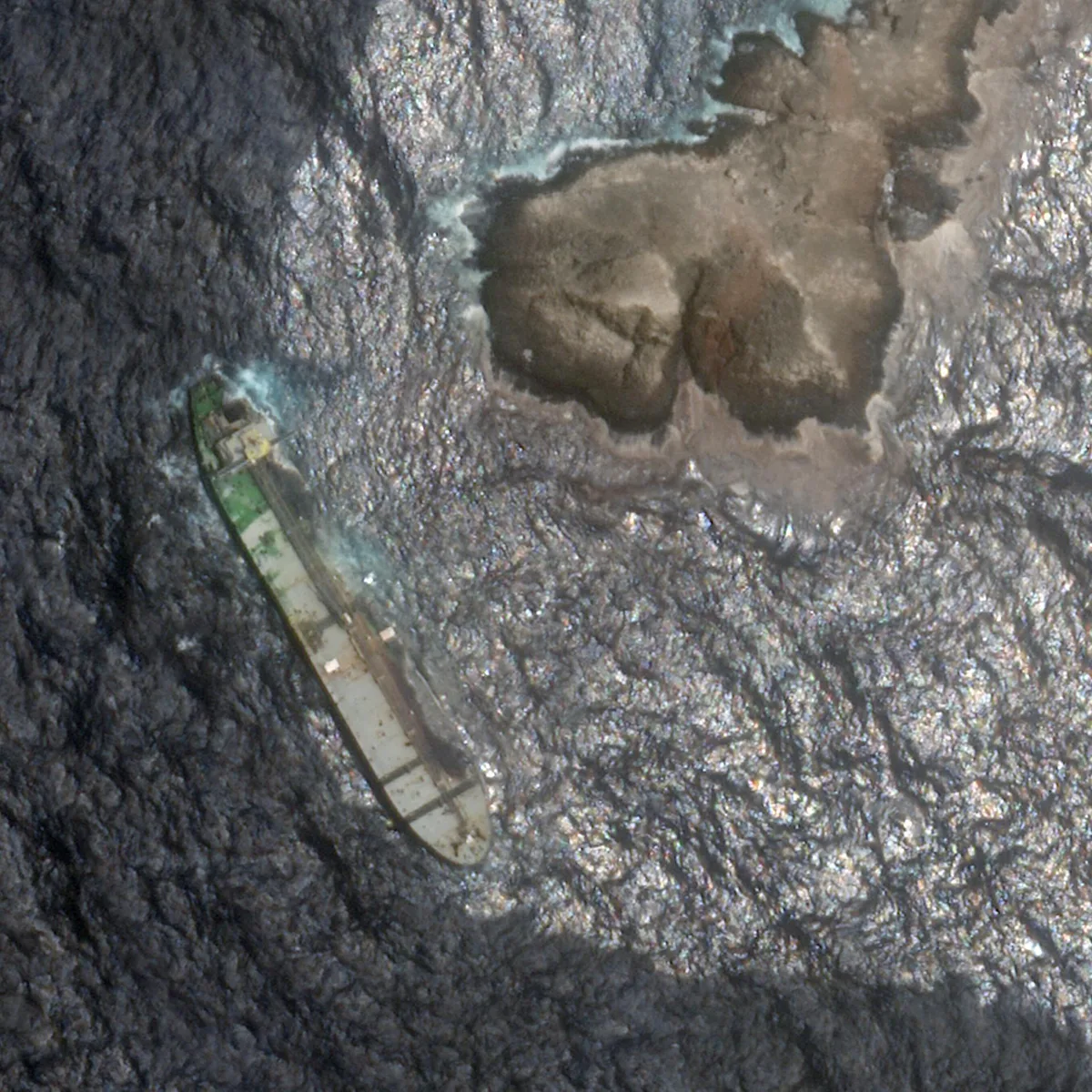 Greenpeace-Satellitenauswertung - Havarierter Tanker verliert vor dem Oman weiter Öl