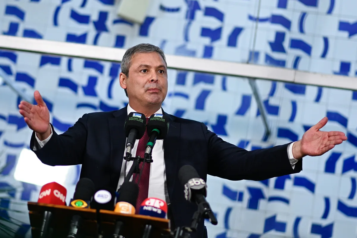 Lindbergh aciona STF por suposta verba estrangeira na campanha de Flávio