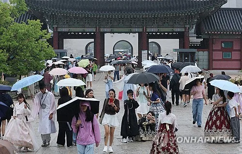 전국 곳곳 비 또는 소나기…낮 최고 35도 무더위 계속