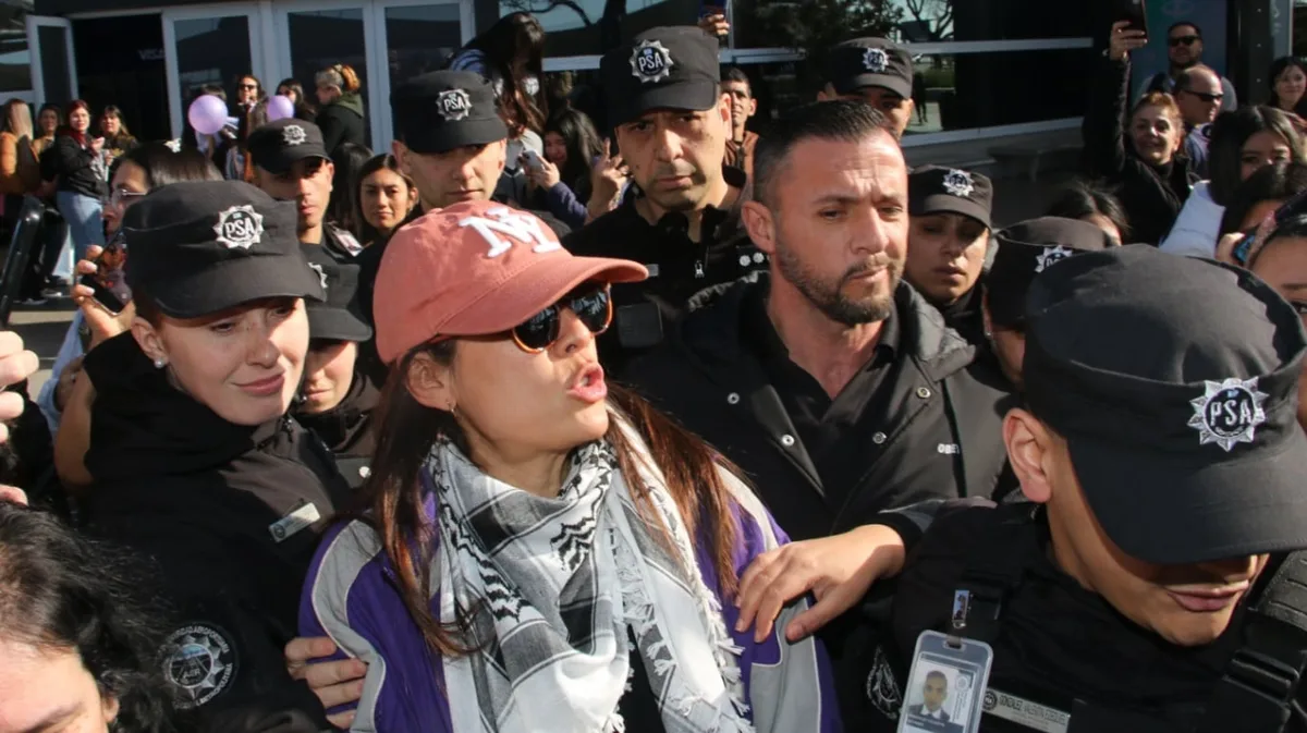 Furor en el aeropuerto por la llegada del elenco de “La reina del flow”: así fueron recibidos por los fans