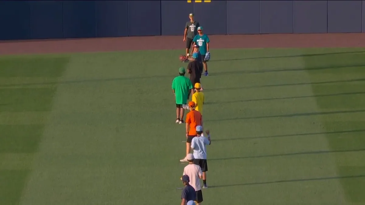 Little Leaguers throw unique ceremonial pitch ahead of Braves vs. Brewers