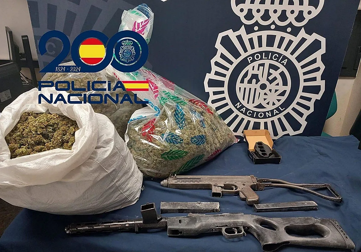 Incautan dos armas de guerra automáticas en una vivienda de Torreblanca