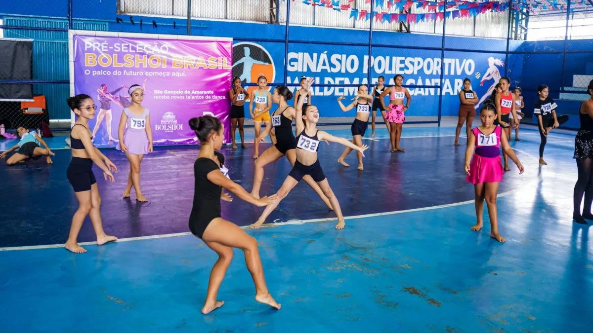 Crianças do CE disputam vaga no lendário balé Bolshoi em SC