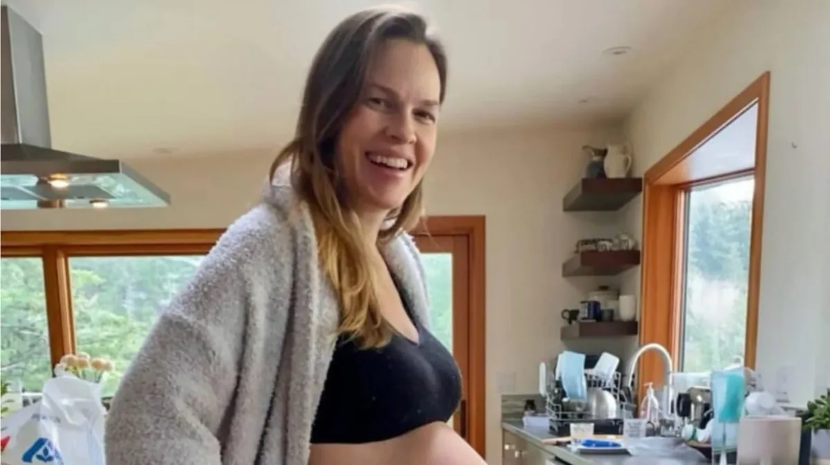 Hilary Swank anunció que está embarazada a los 52 años y compartió un tierno video