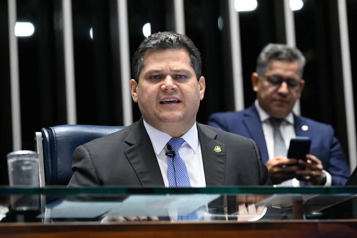 Senado aprova fim da escala 6x1 em dois turnos e PEC vai para promulga