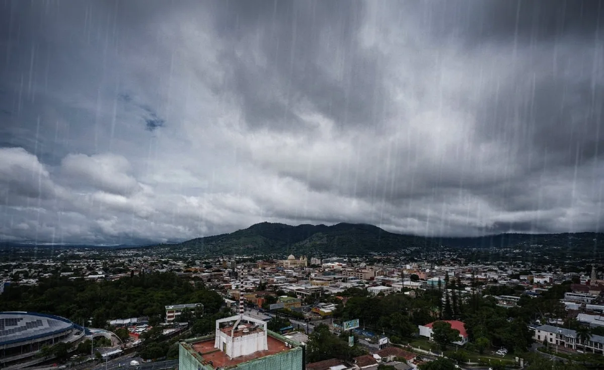 Lluvias intermitentes continuarán afectando a El Salvador por influencia de bajas presiones