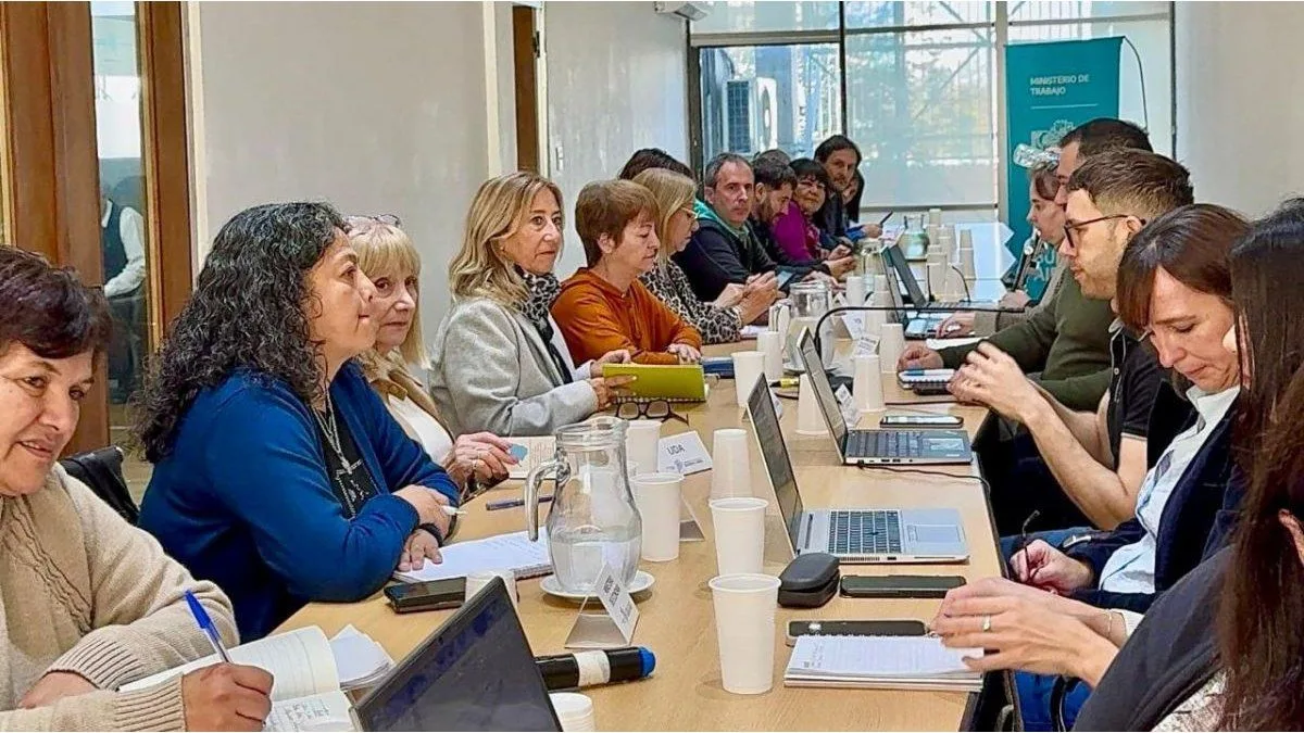 Gremios docentes y estatales reclaman al Gobierno bonaerense reabrir las paritarias