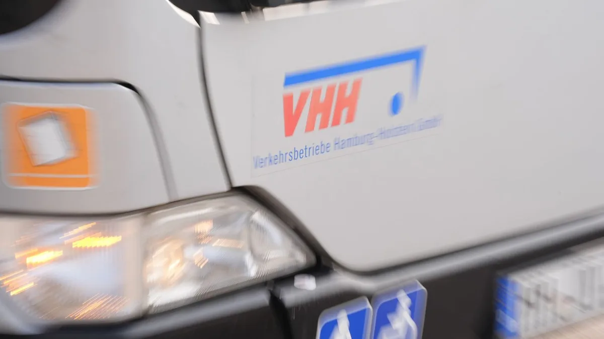 Unfälle: E-Bus prallt gegen Laternenmasten – Fahrer im Krankenhaus
