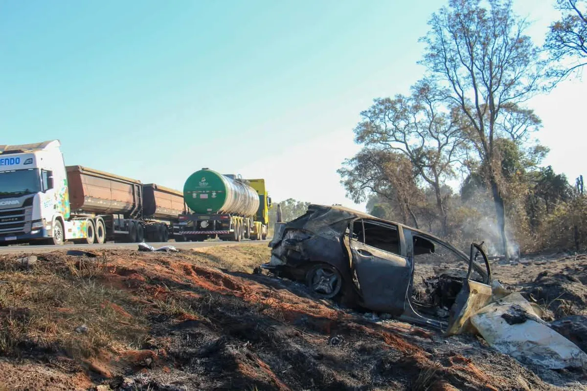 Ultrapassagem proibida provocou acidente com 4 mortes e cinco veículos na BR-163