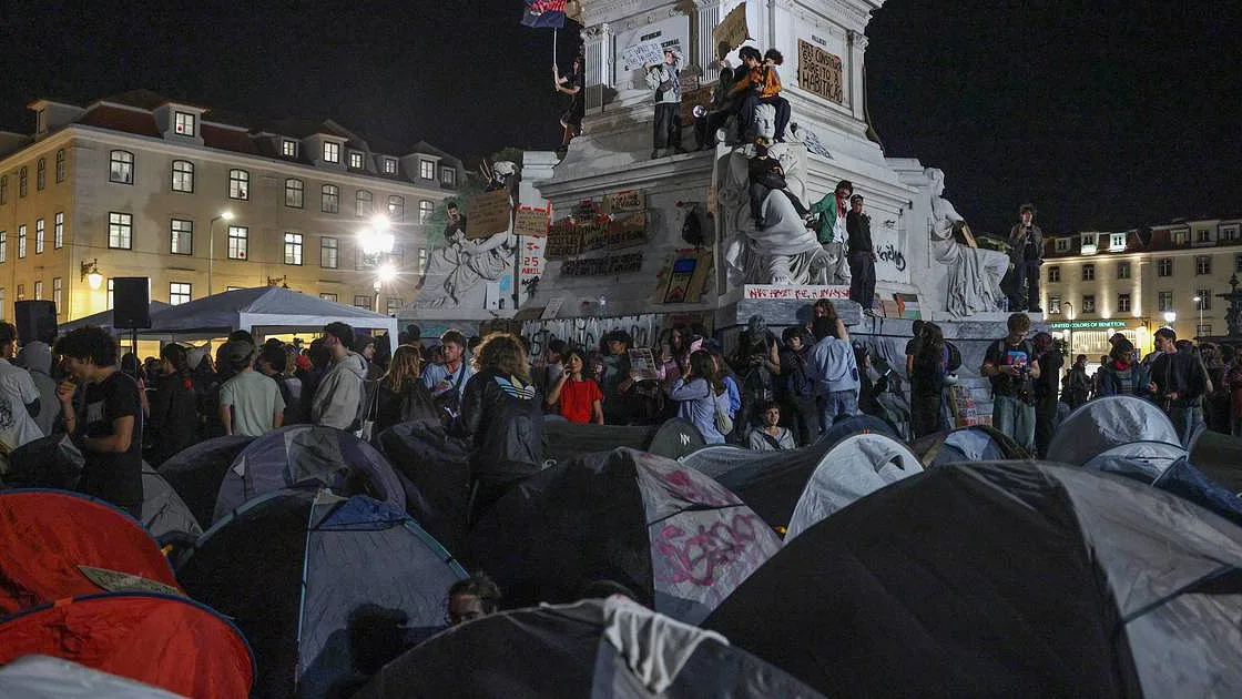 Centenas de pessoas passaram a noite no Rossio, em Lisboa, e na praça D. João I, no Porto