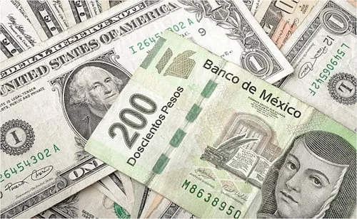 Peso cierra agosto a 17 pesos; superpeso dejará un boquete de 46 mil mdp al erario