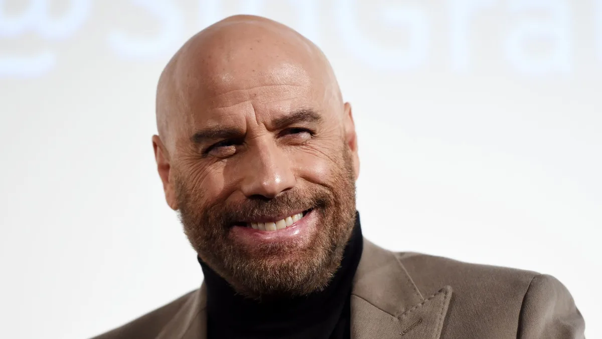 John Travolta luce irreconocible tras someterse a una elegante transformación