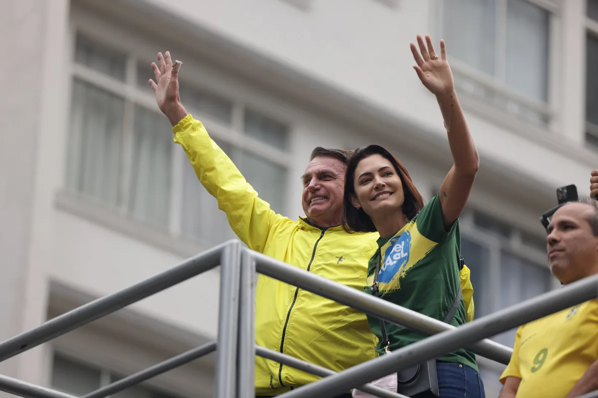 Com Michelle em campanha, Bolsonaro pede ao STF para ter familiares em casa