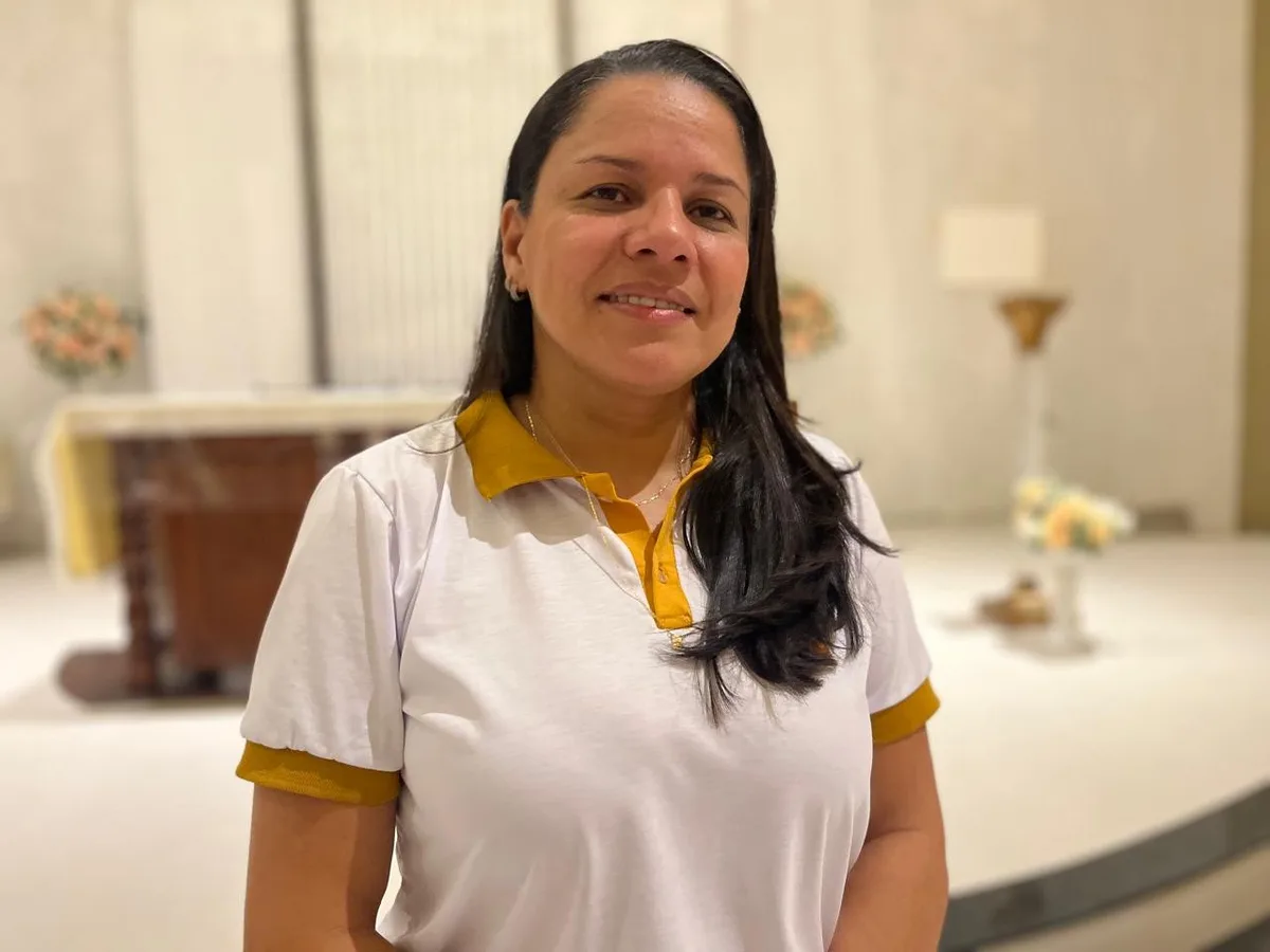 'Vestir Maria': artesã transforma fé em arte na confecção de mantos de Nossa Senhora no Amapá