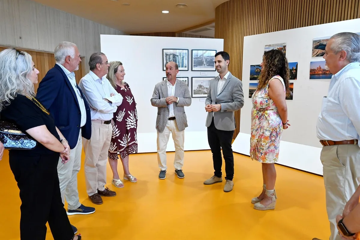 Una exposición del Cuerpo Consultar en Santander acerca la diversidad cultural de seis países