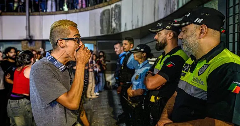 "Pedro Duarte, demissão". Centenas enchem Praça D. João I