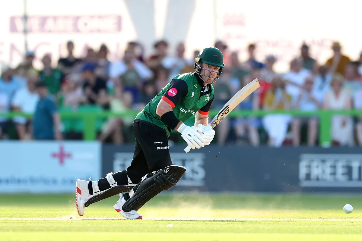 Hampshire down as Kelly, Cox keep Foxes survival dream alive