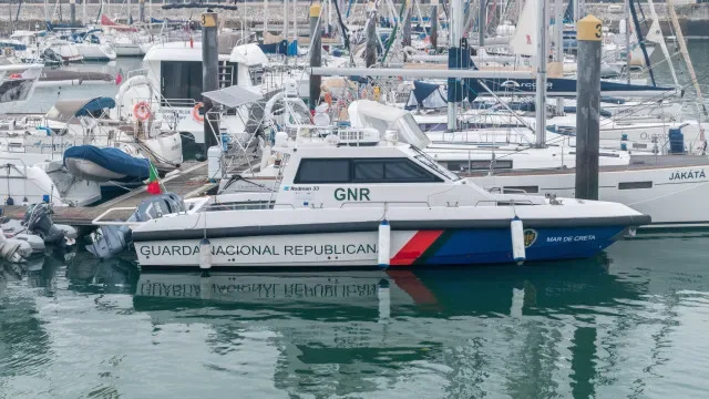 GNR apreende lancha com combustível na Trafaria e identifica 5 pessoas