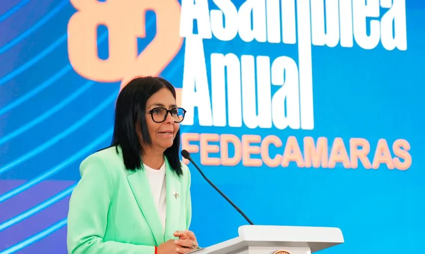 Delcy Rodríguez prometió "crecimiento en la remuneración" de empleados públicos, pero con su sueldo congelado