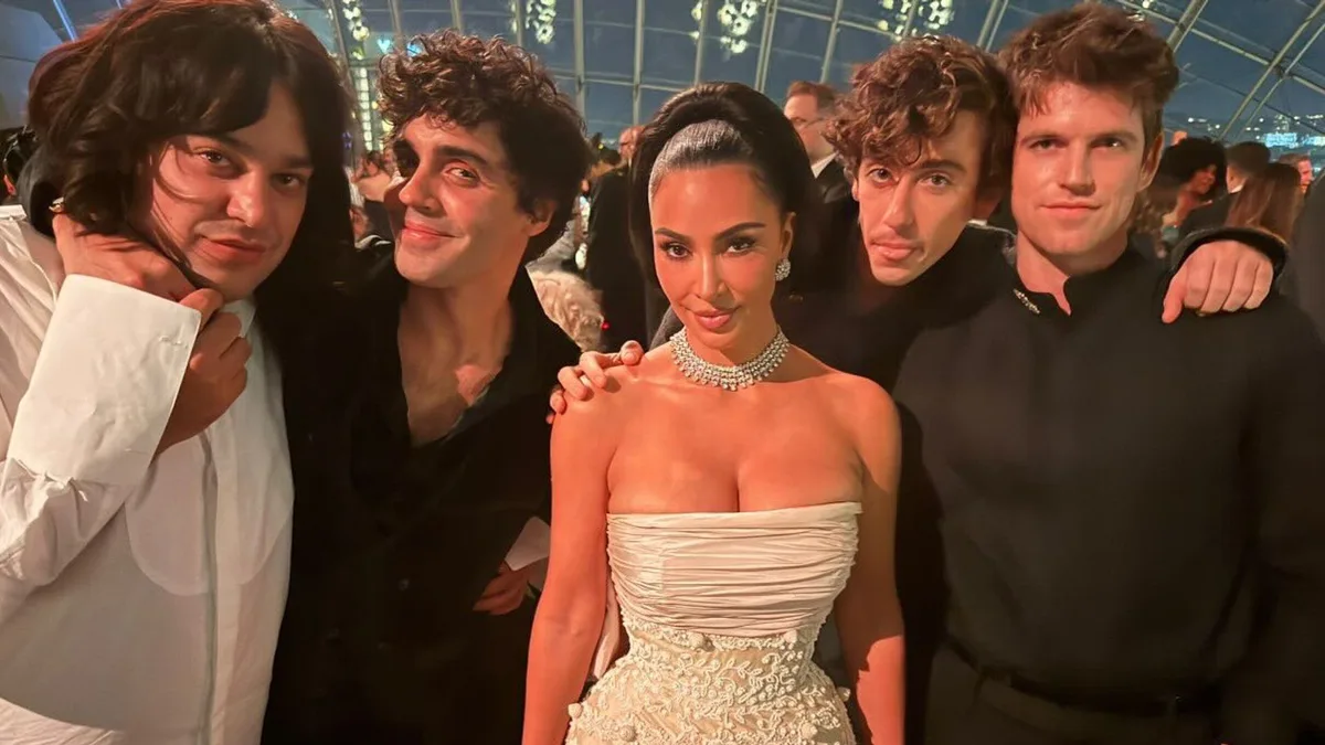 Los Javis y sus compañeros de 'La bola negra' se codean con las grandes estrellas de Hollywood en la fiesta más glamurosa