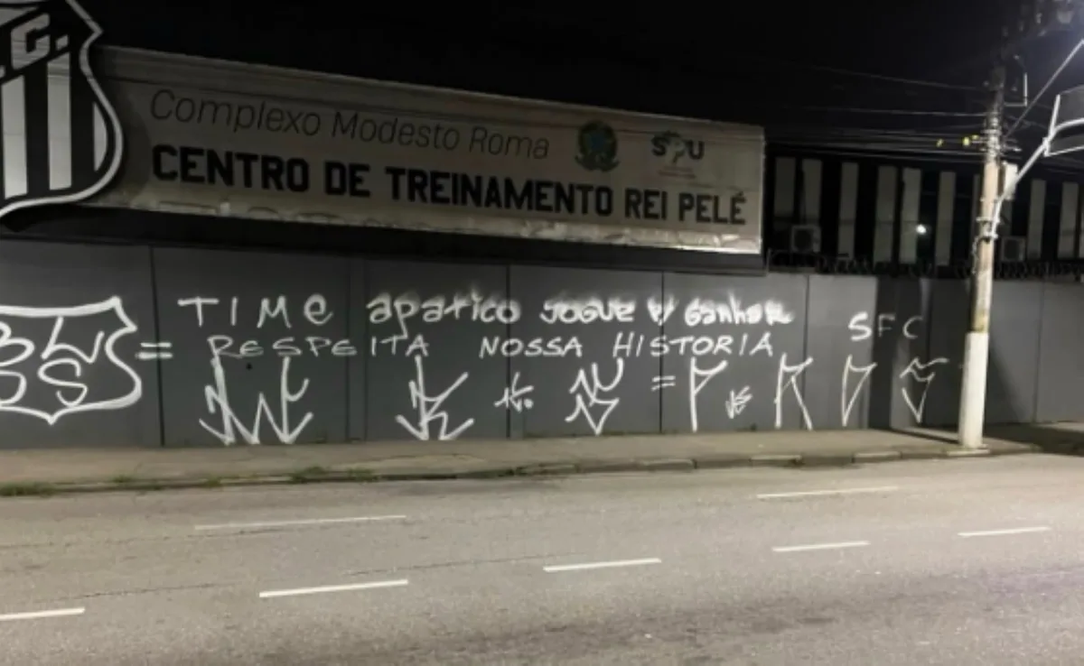 CT do Santos é pichado após derrota para o Palmeiras na Copa do Brasil