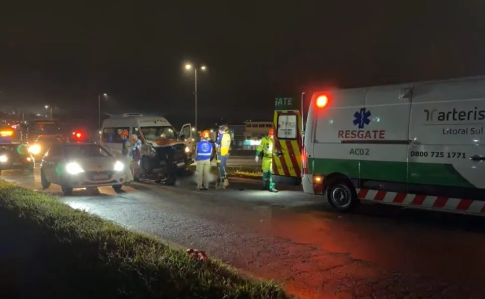 Jovem motociclista morre ao bater de frente com van em São José dos Pinhais; suspeita é de que vítima estava na contramão