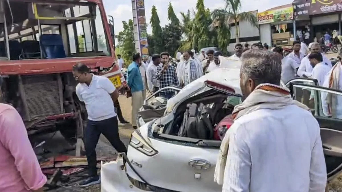 Five killed as car crashes into State transport bus in Maharashtra's Beed district