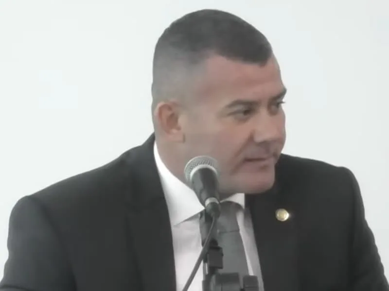 TJ-RJ aceita ação contra Alan Lopes por expressão "mulherzinha" em CPI