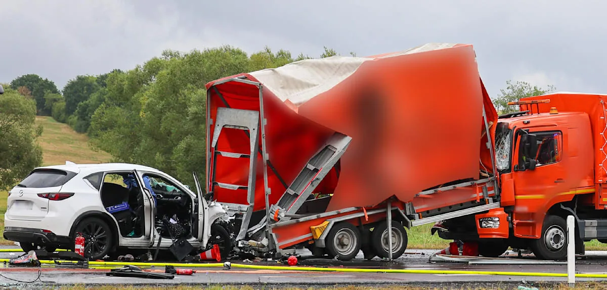 Auto mit acht Insassen rast gegen Lkw-Anhänger – am Steuer saß ein 15-Jähriger