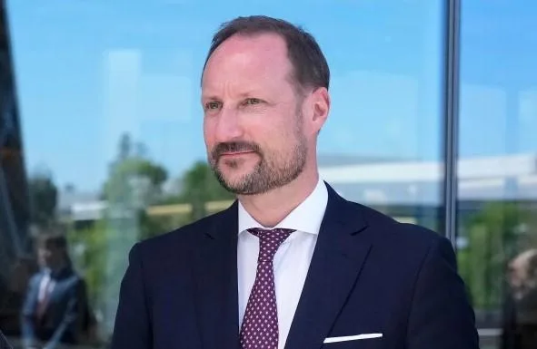 El príncipe heredero de Noruega, Haakon VIII, se convierte en rey tras la muerte de su padre, Harald V