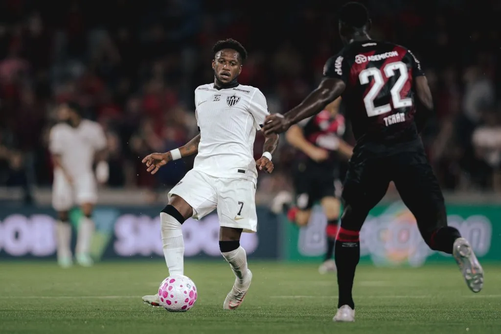 Fred deixa o campo sentindo a coxa esquerda em Atlhetico-PR x Atlético-MG