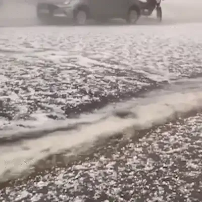 Tempestade de granizo deixa rua branca de gelo em Campo Grande
