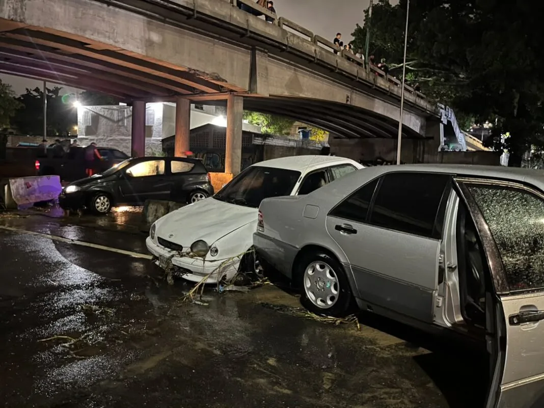 Fuertes lluvias en la Gran Caracas causaron colapso, desbordamientos, inundaciones y daños en viviendas y vehículos
