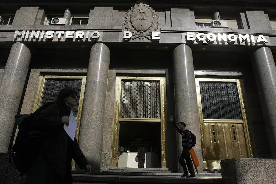 El Gobierno renovó toda la deuda que le vence en pesos y bajó la tasa fija