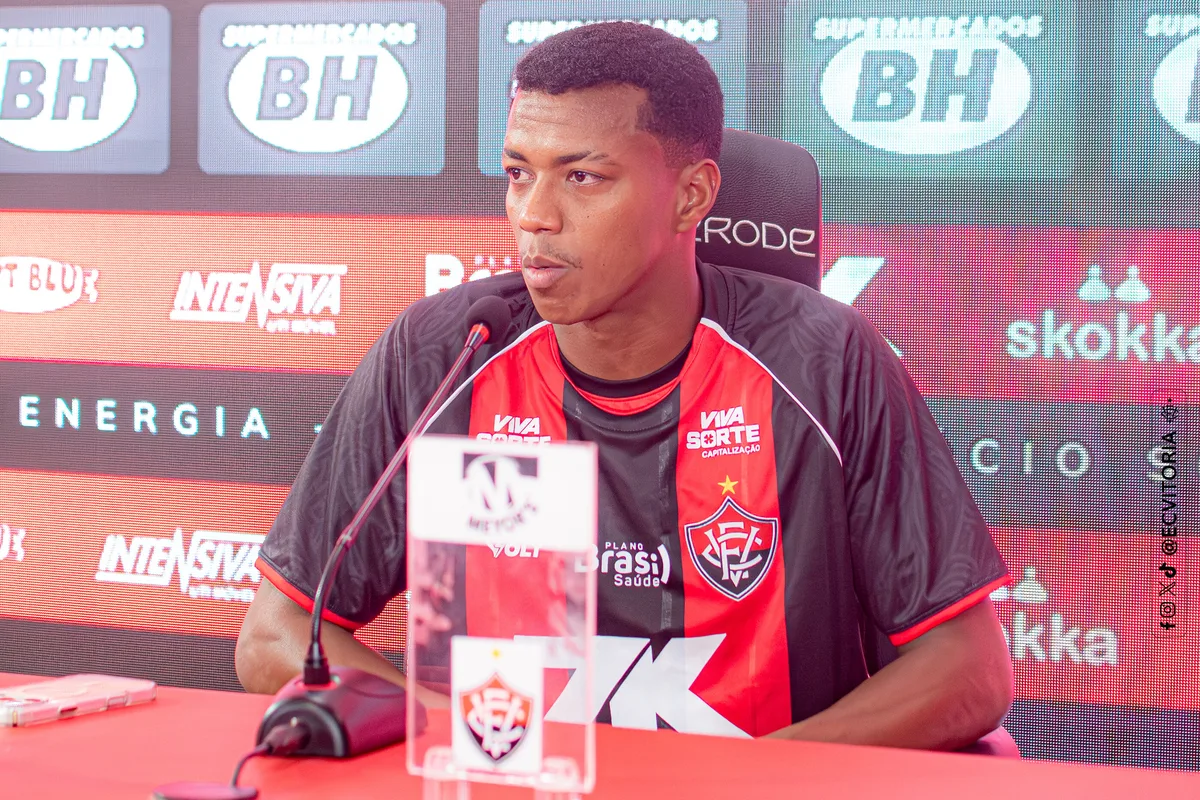 Novo zagueiro do Vitória exalta companheiros: "Craques que via na TV"
