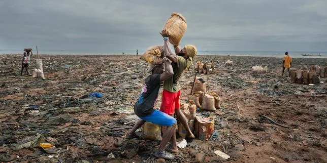 En Sierra Leone, les habitants des bidonvilles piégés par la montée de l’océan : « On est encerclés par la mer et par des torrents de pluie et d’eaux usées »