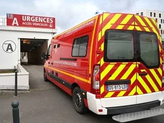 Hautes-Alpes : un bloc de roche percute une voiture qui tombe dans la rivière, deux personnes grièvement blessées