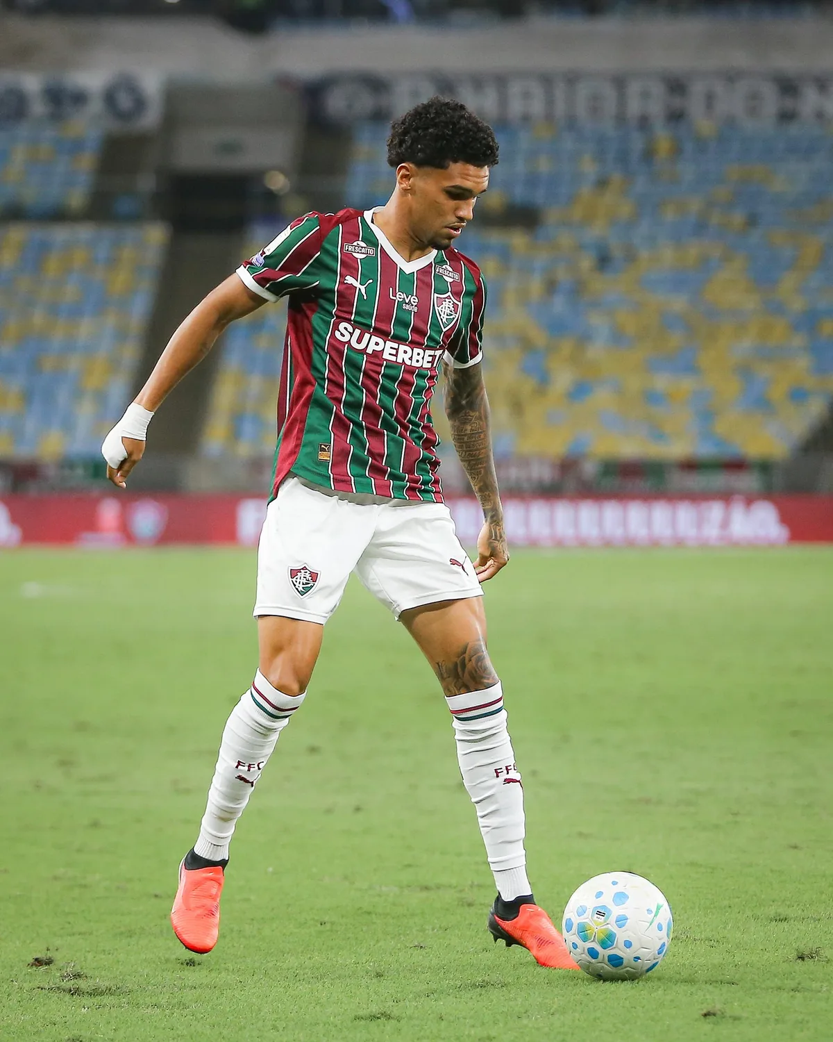 Riquelme sofre lesão muscular na coxa e vai desfalcar o Fluminense nos próximos jogos