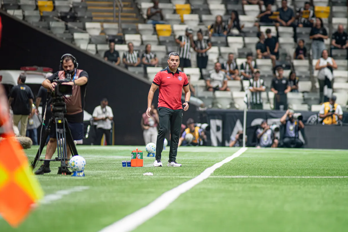 Vitória vence um jogo em seis e vive seu pior momento no Brasileirão 2026