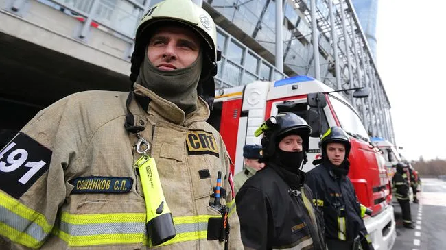 В Ростовской области к тушению пожара на складе привлекли более 120 человек