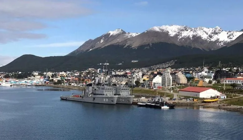 Con la cúpula militar y comitiva de legisladores, el Gobierno visita el terreno de la Base Naval