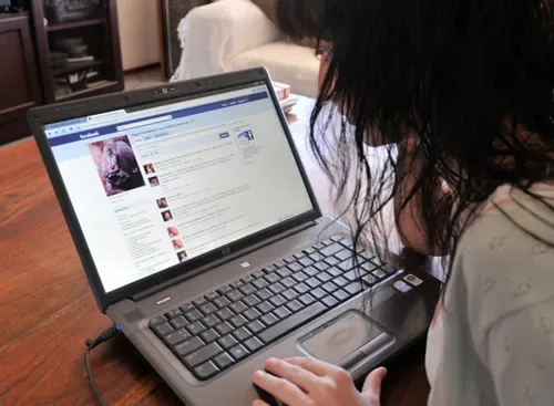 The dual role of online spaces in depression: connection and reinforcement