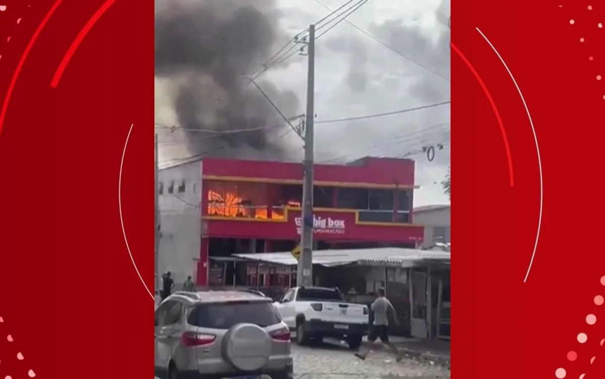 Incêndio destrói depósito de supermercado em Feira de Santana