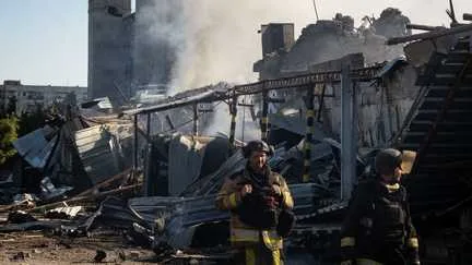 Sept morts dans des frappes ordonnées par Moscou et Kiev, une importante raffinerie russe mise à l'arrêt