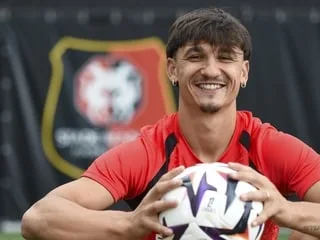 EXCLUSIF. « Donner du fil à retordre à Zidane » : meilleur buteur de Ligue 1 et de Rennes, Estéban Lepaul se confie