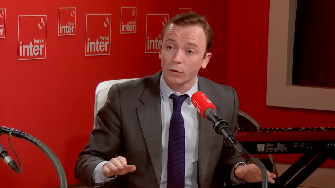300 personnalités signent une tribune contre la venue de Charles Sapin sur France Inter