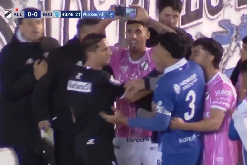 En Floresta, Nicolás Lamolina cobró un penal que no fue para Godoy Cruz, los jugadores de All Boys le mostraron un celular y luego revirtió la medida