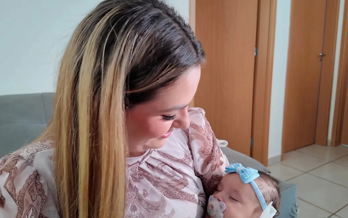 Maquiadora que confundiu gravidez com gases celebra nova rotina com a bebê: 'Tudo vai ficando para trás e ela em primeiro'
