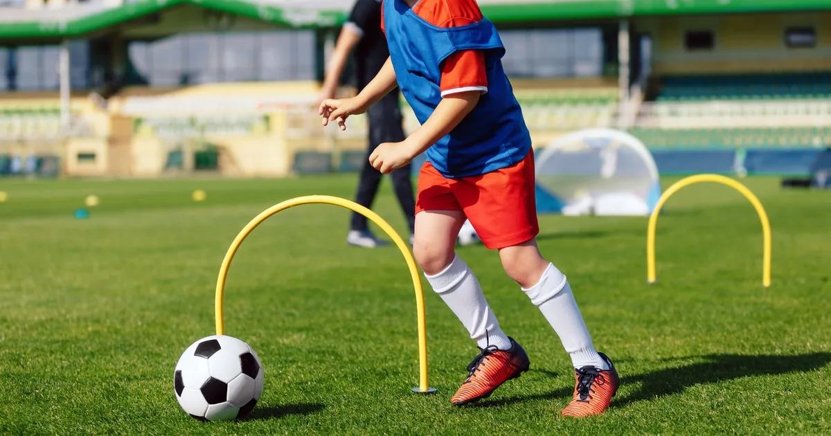 "No sirve para los deportes": los síntomas de un trastorno genético que se suelen confundir con la torpeza en los chicos
