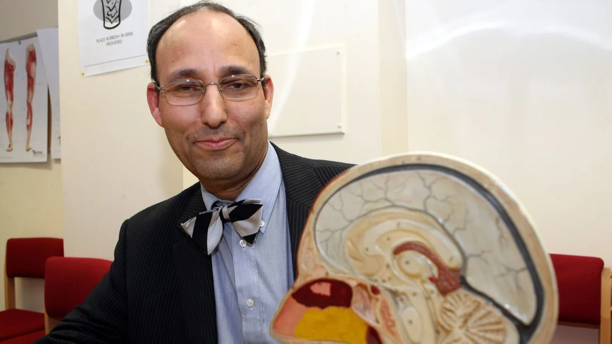 Brain surgeon 'performed operations on wrong body parts', inquiry hears